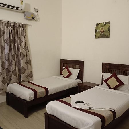 Iris Comfort Inn Chennai Bagian luar foto