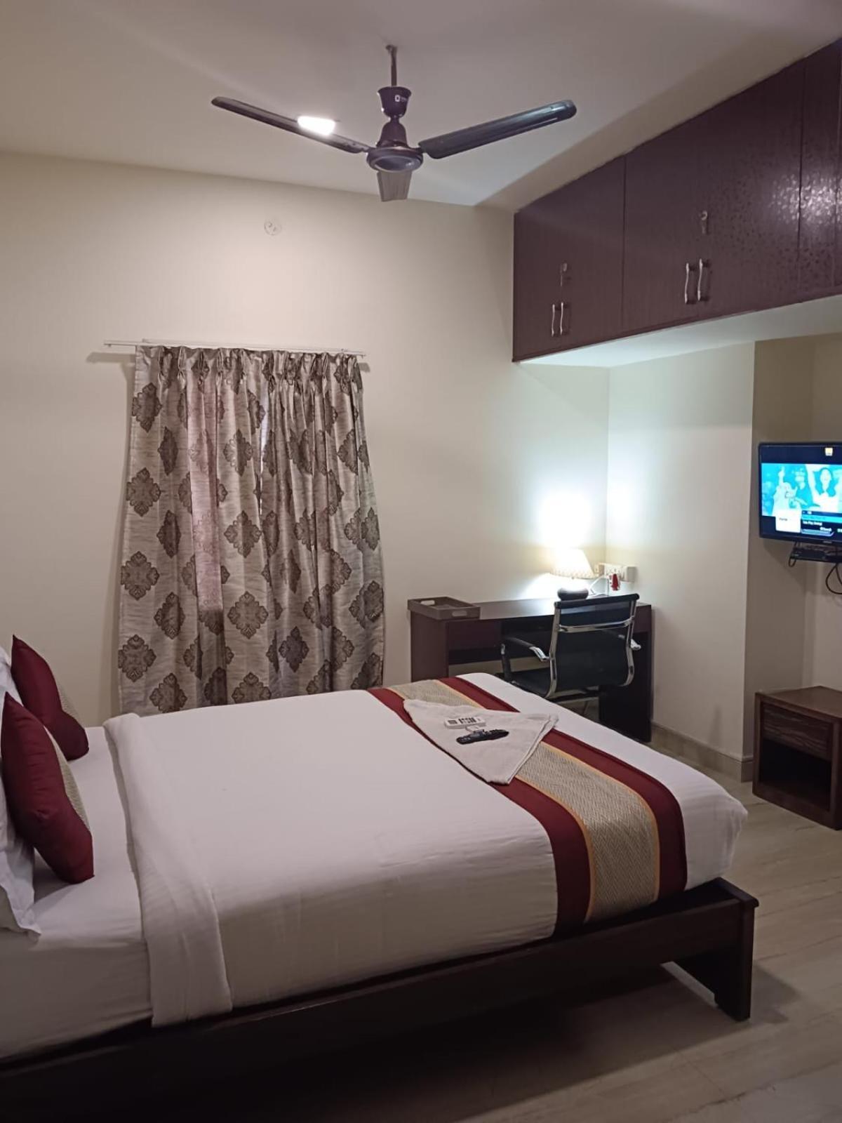 Iris Comfort Inn Chennai Bagian luar foto