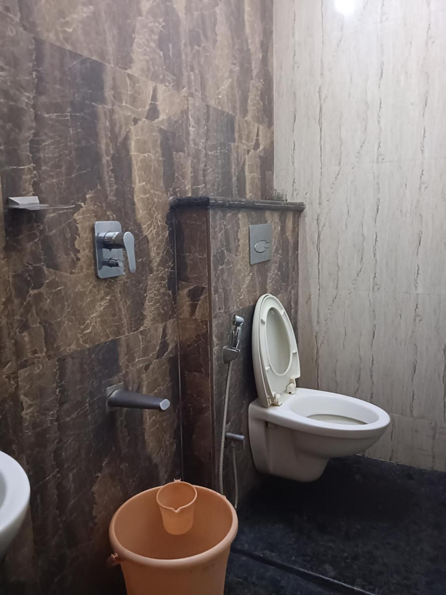 Iris Comfort Inn Chennai Bagian luar foto