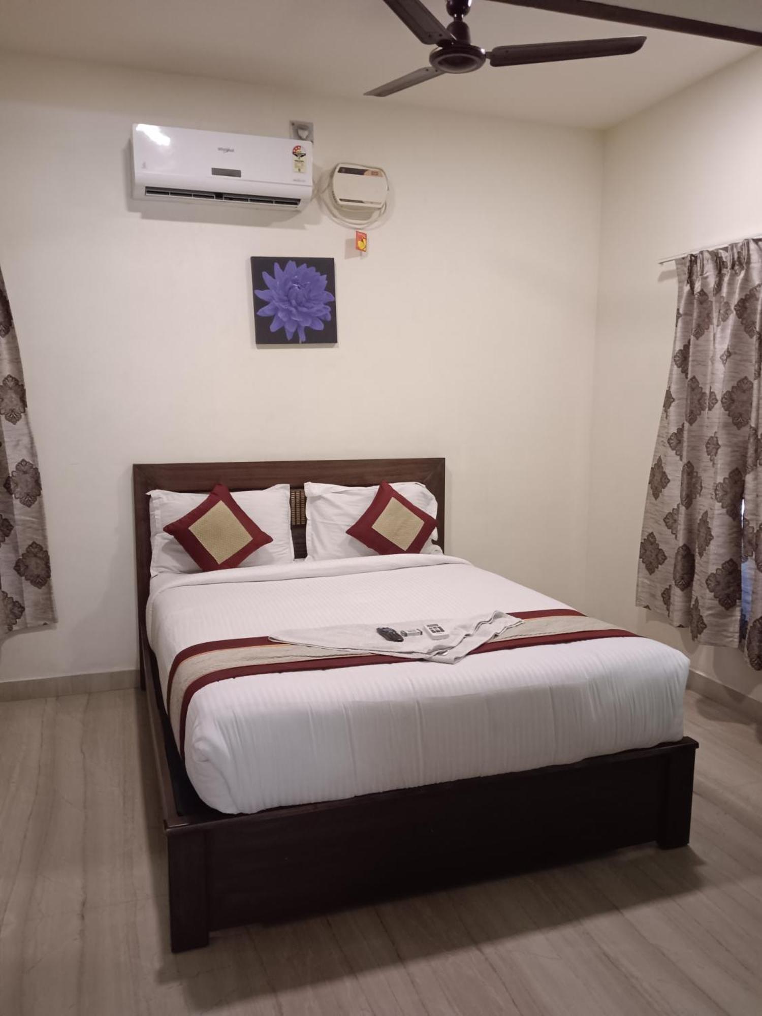 Iris Comfort Inn Chennai Bagian luar foto