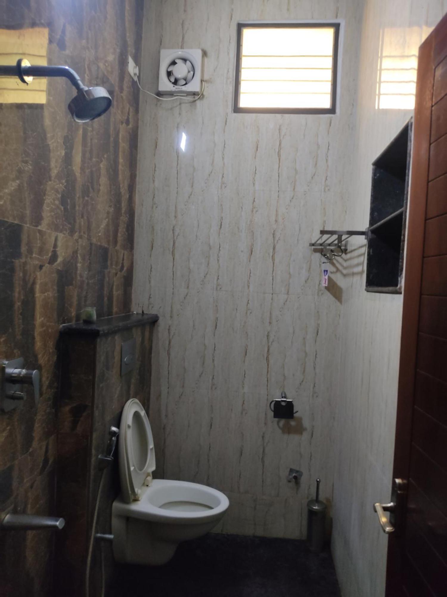 Iris Comfort Inn Chennai Bagian luar foto