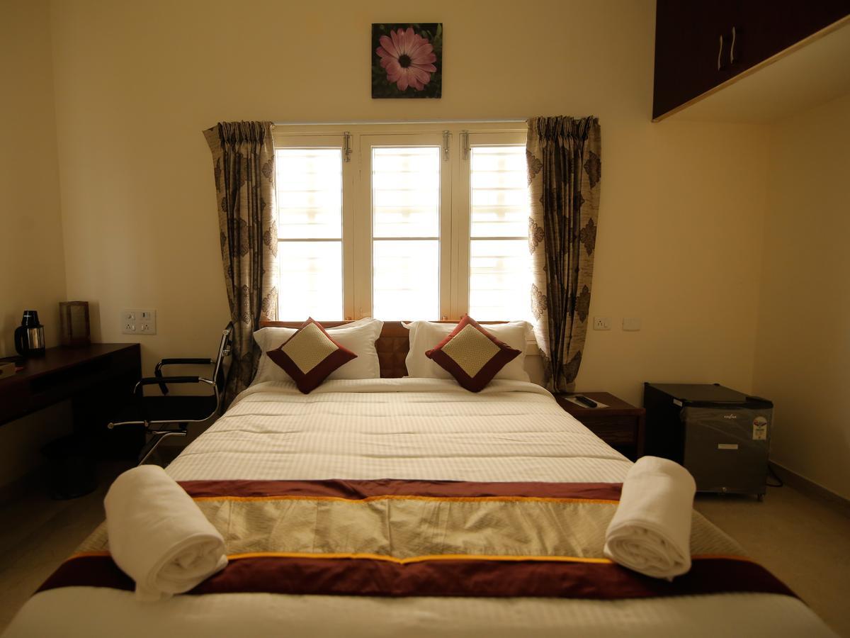 Iris Comfort Inn Chennai Bagian luar foto